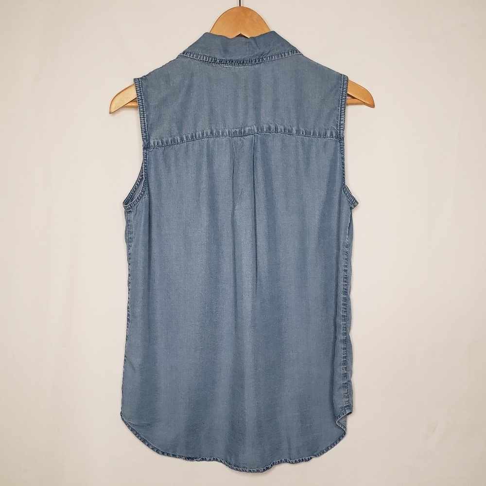 Cremieux Blue Sleeveless Button Down Top - Picture 3 of 3